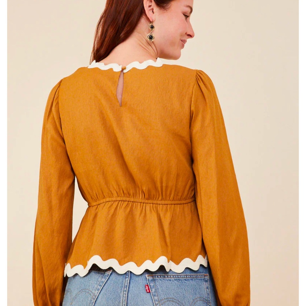 1x  new camel colored blue. Elastic back and sleeve ends